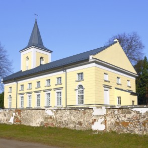 Būtiņģes luterāņu baznīca ar zvanu torni un akmens mūri Būtiņģes luterāņu baznīca ar zvanu torni un akmens mūri