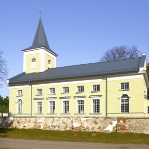 Būtiņģes evaņģēliski luteriskā baznīca ar simetrisku fasādi saulainā dienā Būtiņģes evaņģēliski luteriskā baznīca ar simetrisku fasādi saulainā dienā