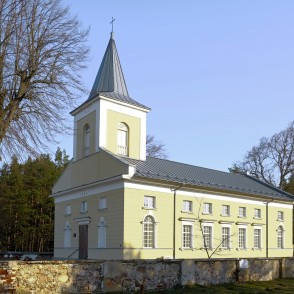 Būtiņģes evaņģēliski luteriskā baznīca sānskatā Būtiņģes evaņģēliski luteriskā baznīca sānskatā