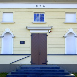 Būtiņģes evaņģēliski luteriskās baznīcas ieeja ar kāpnēm un uzrakstu 1824 Būtiņģes evaņģēliski luteriskās baznīcas ieeja ar kāpnēm un uzrakstu 1824