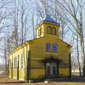 Sventājas Jūras Zvaigznes kapliča starp kailiem kokiem saulainā dienā Sventājas Jūras Zvaigznes kapliča starp kailiem kokiem saulainā dienā