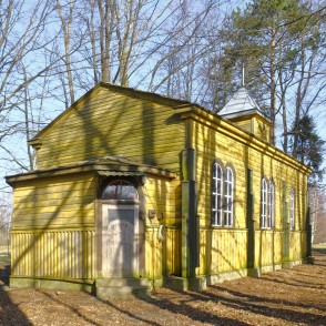 Sventājas Jūras Zvaigznes kapliča sānskatā ar arkas logiem un ieeju Sventājas Jūras Zvaigznes kapliča sānskatā ar arkas logiem un ieeju