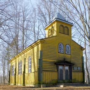 Sventājas Jūras Zvaigznes kapliča priekšskatā ar durvīm un tornīti Sventājas Jūras Zvaigznes kapliča priekšskatā ar durvīm un tornīti