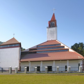 Sventājas Svētās Jaunavas Marijas Jūras Zvaigznes baznīca saulainā dienā Sventājas Svētās Jaunavas Marijas Jūras Zvaigznes baznīca saulainā dienā