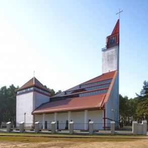 Sventājas Svētās Jaunavas Marijas Jūras Zvaigznes baznīca diagonālā skatā Sventājas Svētās Jaunavas Marijas Jūras Zvaigznes baznīca diagonālā skatā
