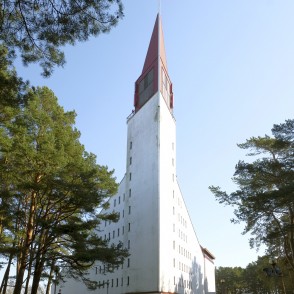 Sventājas Svētās Jaunavas Marijas Jūras Zvaigznes baznīcas tornis starp priedēm Sventājas Svētās Jaunavas Marijas Jūras Zvaigznes baznīcas tornis starp priedēm