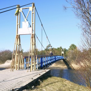 Sventājas Pērtiķu tilts pār upi ar zilu margu līniju Sventājas Pērtiķu tilts pār upi ar zilu margu līniju