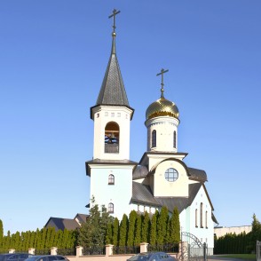 Palangas Iveras Dievmātes pareizticīgo baznīca ar zelta kupolu saulainā dienā Palangas Iveras Dievmātes pareizticīgo baznīca ar zelta kupolu saulainā dienā