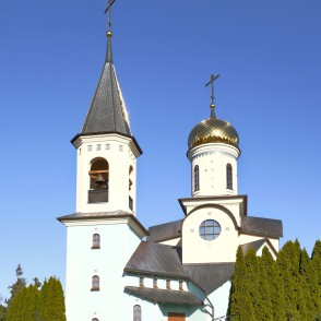 Palangas Iveras Dievmātes pareizticīgo baznīcas torņi ar zelta kupolu Palangas Iveras Dievmātes pareizticīgo baznīcas torņi ar zelta kupolu