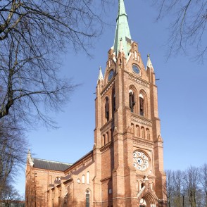 Palangas Vissvētākās Jaunavas Marijas baznīca ar ķieģeļu torni un smaili Palangas Vissvētākās Jaunavas Marijas baznīca ar ķieģeļu torni un smaili