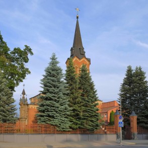 Marijampoles Svētā Vincenta Pāvila baznīca ar smailu torni Marijampoles Svētā Vincenta Pāvila baznīca ar smailu torni