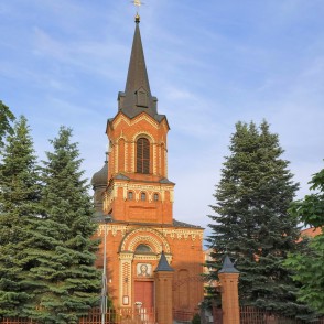 Marijampoles Svētā Vincenta Pāvila baznīcas fasāde un ieejas durvis Marijampoles Svētā Vincenta Pāvila baznīcas fasāde un ieejas durvis