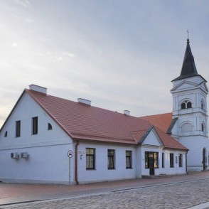 Marijampoles evaņģēliski luteriskā baznīca un blakus esošā ēka skatā no sāna Marijampoles evaņģēliski luteriskā baznīca un blakus esošā ēka skatā no sāna