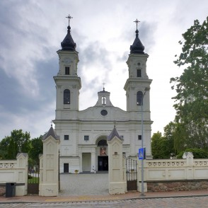 Marijampoles Sv. Erceņģeļa Miķeļa bazilikas fasāde un ieejas vārti Marijampoles Sv. Erceņģeļa Miķeļa bazilikas fasāde un ieejas vārti