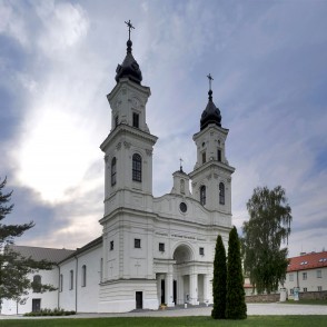 Marijampoles Sv. Erceņģeļa Miķeļa bazilikas skats leņķī ar torņiem Marijampoles Sv. Erceņģeļa Miķeļa bazilikas skats leņķī ar torņiem