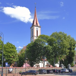 Kretingas Kunga Vēsts Svētajai Jaunavai Marijai baznīca un tornis vasarā Kretingas Kunga Vēsts Svētajai Jaunavai Marijai baznīca un tornis vasarā