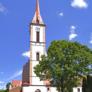 Kretingas Kunga Vēsts Svētajai Jaunavai Marijai baznīcas galvenā fasāde un tornis Kretingas Kunga Vēsts Svētajai Jaunavai Marijai baznīcas galvenā fasāde un tornis