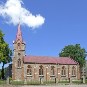 Kretingas evaņģēliski luteriskās baznīcas fasāde no sānu rakursa Kretingas evaņģēliski luteriskās baznīcas fasāde no sānu rakursa