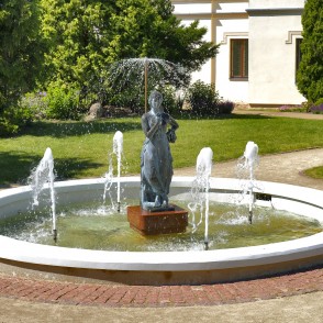 Tuvplāns ar strūklaku un skulptūru Kretingas muižas dārzā Tuvplāns ar strūklaku un skulptūru Kretingas muižas dārzā