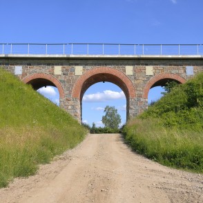 Skats uz Kretingas (Bajoru) dzelzceļa viaduktu no ceļa Skats uz Kretingas (Bajoru) dzelzceļa viaduktu no ceļa