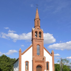 Kretingāles luterāņu baznīcas priekšējā fasāde ar torni Kretingāles luterāņu baznīcas priekšējā fasāde ar torni