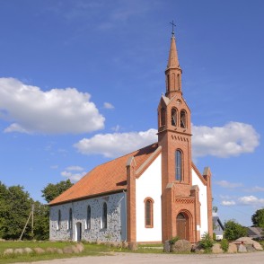 Kretingāles luterāņu baznīcas skats no sānu leņķa Kretingāles luterāņu baznīcas skats no sānu leņķa