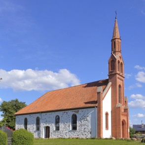 Kretingāles evaņģēliski luteriskās baznīcas sānskats Kretingāles evaņģēliski luteriskās baznīcas sānskats