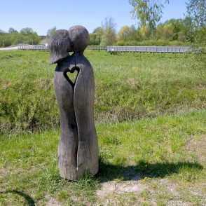 Svētes palienes laipu mīlnieku skulptūra Svētes palienes laipu mīlnieku skulptūra