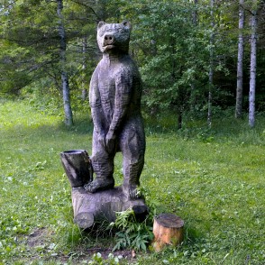 Lāča skulptūra pie Ķeveles avotiem Lāča skulptūra pie Ķeveles avotiem