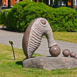 Kārļa Īves skulptūra "Dzērveņu ēdājs" Kārļa Īves skulptūra "Dzērveņu ēdājs"