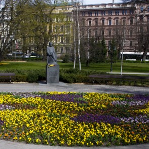 Puķudobe pie Rūdolfa Blaumaņa pieminekļa Puķudobe pie Rūdolfa Blaumaņa pieminekļa