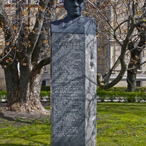 Piemineklis – krūšutēls zinātniekam Mstislavam Keldišam (1911-1978) Piemineklis – krūšutēls zinātniekam Mstislavam Keldišam (1911-1978)