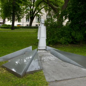 Piemineklis uz Sibīriju aizvestajiem Latvijas bērniem (Rīga) Piemineklis uz Sibīriju aizvestajiem Latvijas bērniem (Rīga)