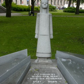 Piemineklis uz Sibīriju aizvestajiem Latvijas bērniem (Rīga) Piemineklis uz Sibīriju aizvestajiem Latvijas bērniem (Rīga)