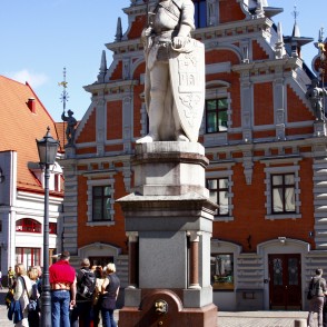 Bruņinieka Rolanda statuja Rīgas Rātslaukumā Bruņinieka Rolanda statuja Rīgas Rātslaukumā