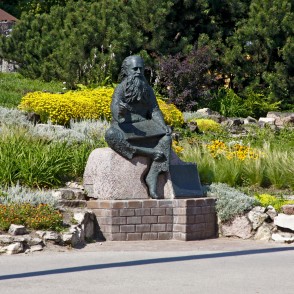 Piemineklis V. Irbem Rīgā, Brīvības ielas malā pie Dailes teātra Piemineklis V. Irbem Rīgā, Brīvības ielas malā pie Dailes teātra