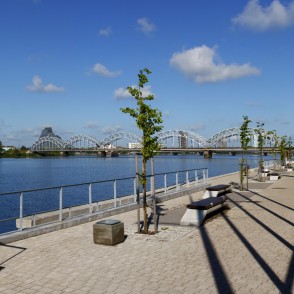 Daugavas promenāde starp Dzelzceļa tiltu un Salu tiltu Daugavas promenāde starp Dzelzceļa tiltu un Salu tiltu