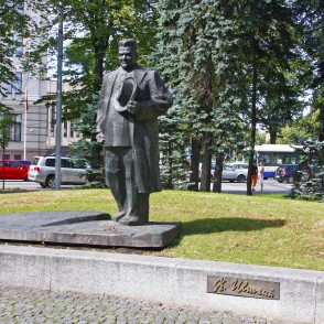 Arnis Lukševics. Piemineklis Kārlim Ulmanim, 2003 Arnis Lukševics. Piemineklis Kārlim Ulmanim, 2003