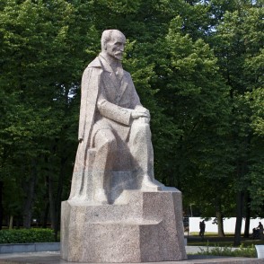 Piemineklis Rainim, Esplanāde Piemineklis Rainim, Esplanāde