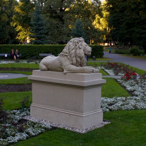 Lauvas skulptūra pie Vernisāžas Rīgā Lauvas skulptūra pie Vernisāžas Rīgā