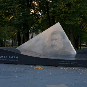 Piemineklis Oskaram Kalpakam Rīgā Piemineklis Oskaram Kalpakam Rīgā
