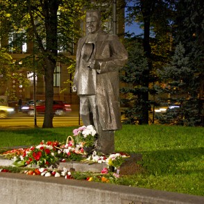 Arnis Lukševics. Piemineklis Kārlim Ulmanim, 2003 Arnis Lukševics. Piemineklis Kārlim Ulmanim, 2003