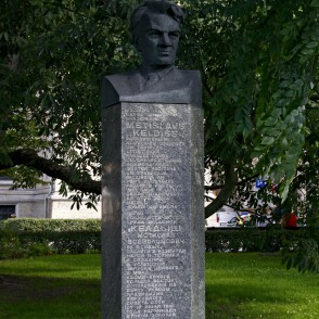 Piemineklis – krūšutēls zinātniekam Mstislavam Keldišam (1911-1978) Piemineklis – krūšutēls zinātniekam Mstislavam Keldišam (1911-1978)