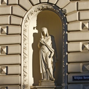 Skulptūra ēkas fasādē (Kr. Barona iela 12) Skulptūra ēkas fasādē (Kr. Barona iela 12)