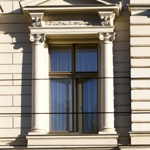 Fasādes fragments (Kr. Barona iela 12) Fasādes fragments (Kr. Barona iela 12)