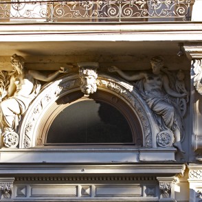 Ciļņi ēkas fasādē (Kr. Barona iela 12) Ciļņi ēkas fasādē (Kr. Barona iela 12)