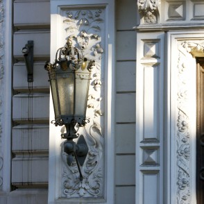 Fasādes fragments (Kr. Barona iela 12) Fasādes fragments (Kr. Barona iela 12)