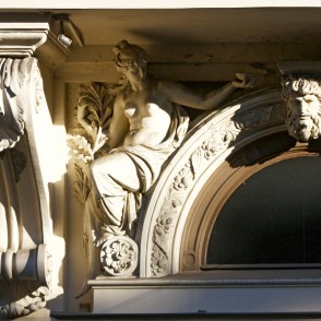 Ciļņi ēkas fasādē (Kr. Barona iela 12) Ciļņi ēkas fasādē (Kr. Barona iela 12)