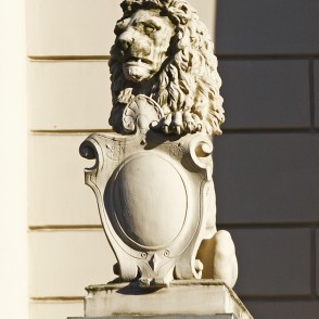 Lauvas skulptūra ēkas fasādē (Kr. Barona iela 12) Lauvas skulptūra ēkas fasādē (Kr. Barona iela 12)