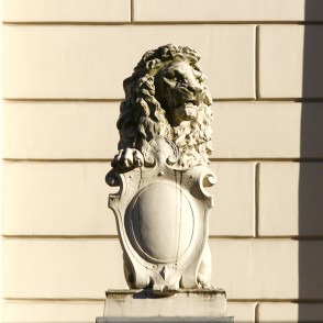 Lauvas skulptūra ēkas fasādē (Kr. Barona iela 12) Lauvas skulptūra ēkas fasādē (Kr. Barona iela 12)